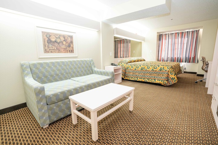 Deluxe King Bed (5 of 12)