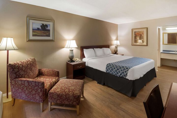 1 King Bed (2 of 14)