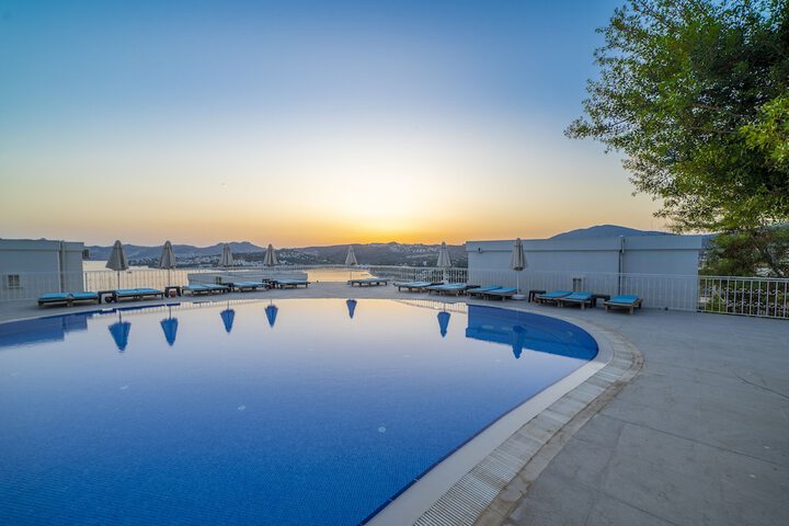 Hotel Pool