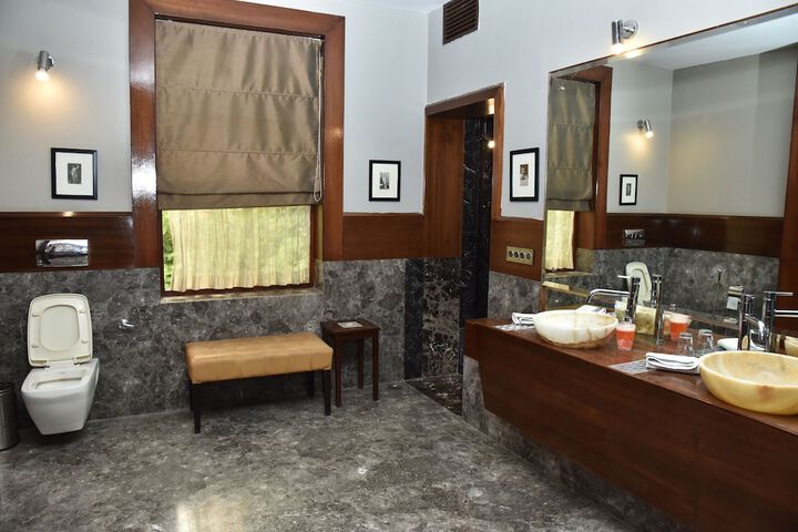 Room 9 of 12