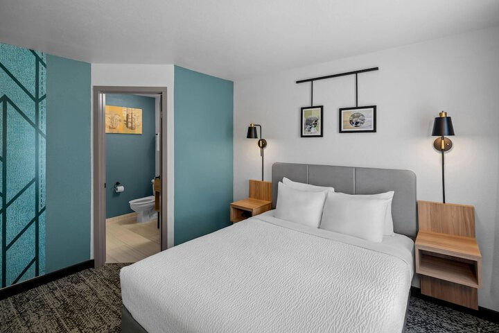 Room 32 of 61