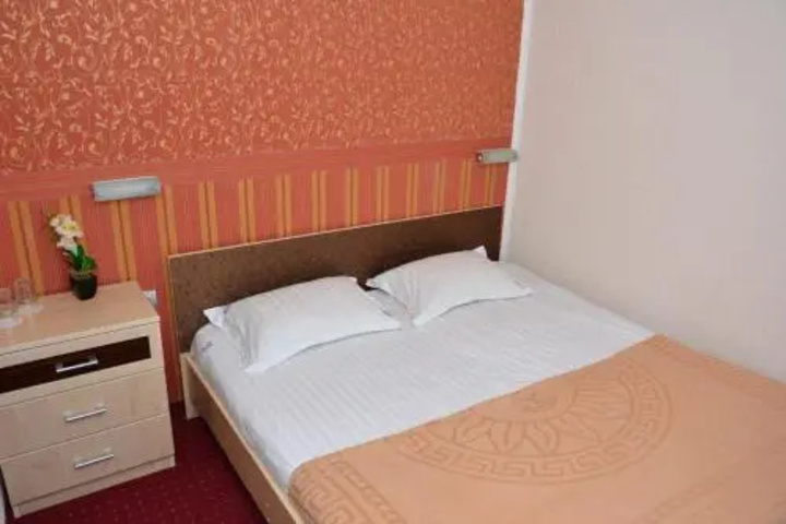 Room 4 of 17