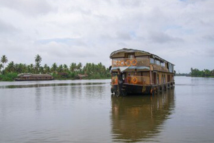 OYO 13683 EGC Houseboat 9 BHK