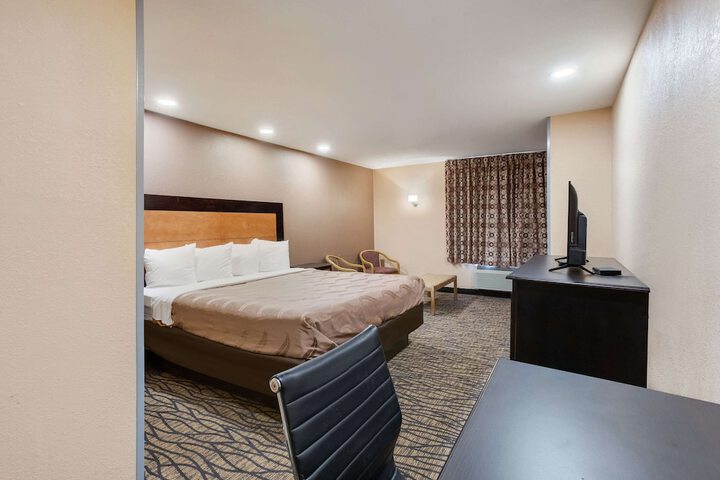 1 King Bed (3 of 10)