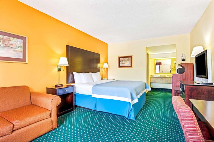1 King Bed (2 of 8)