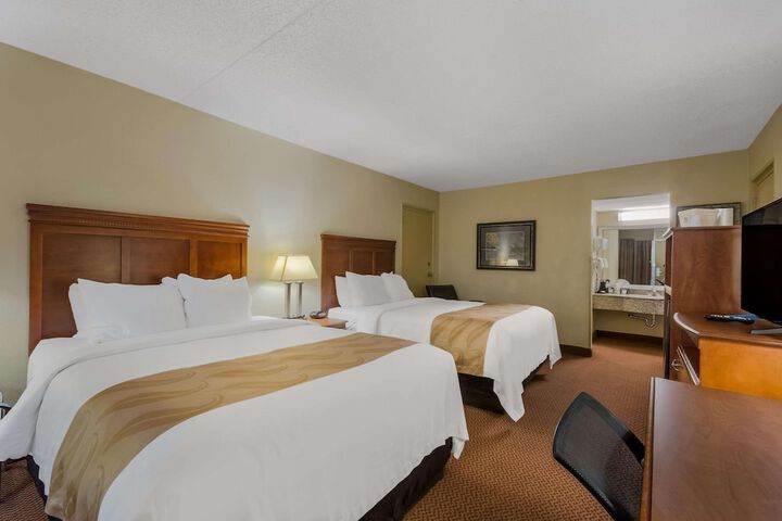 1 Queen Bed (1 of 4)