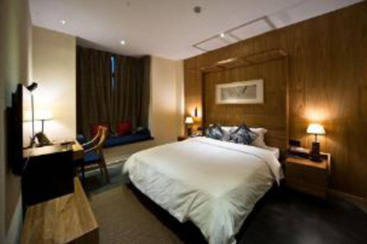 Room 6 of 8