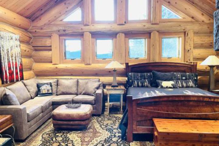 Mounticello Log Cabin in Estes Park, CO