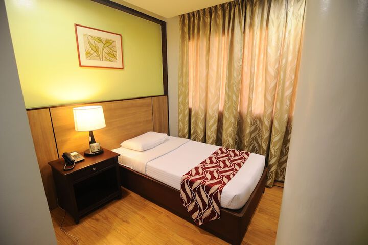 Room 10 of 28