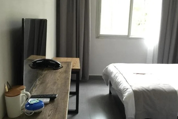 Room 4 of 25