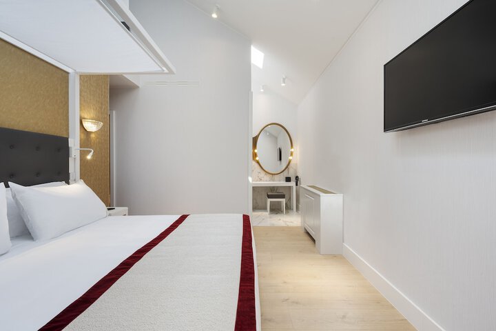 Room 7 of 77