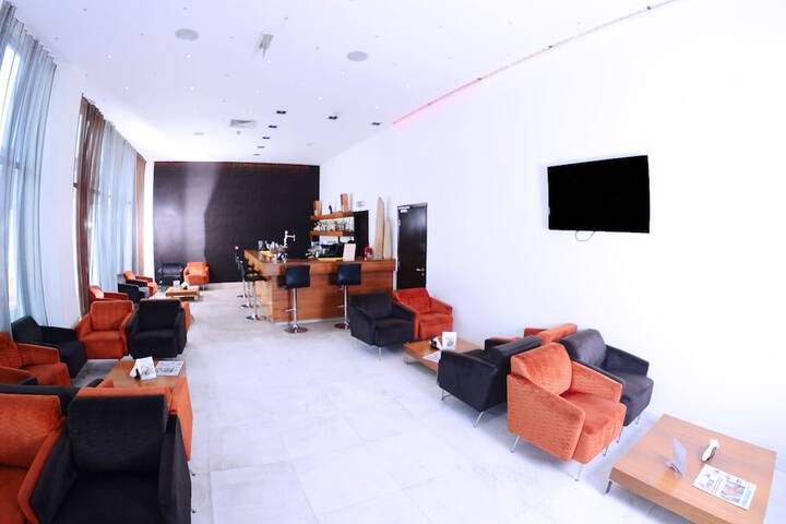 Lounge 34 of 48