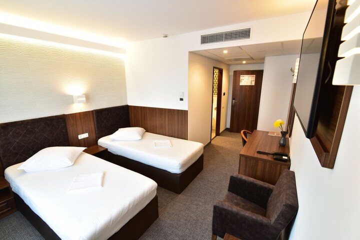 Room 12 of 36