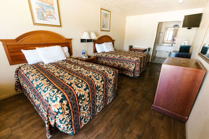 2 Queen Beds (11 of 21)