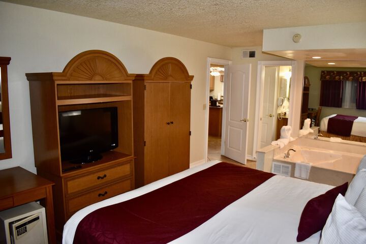 1 Bedroom Deluxe Villa King Bed Sofa (3 of 15)