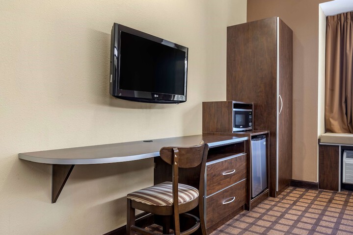 1 Queen Bed Mobility Hearing Impaired Accessible Room (14 of 14)