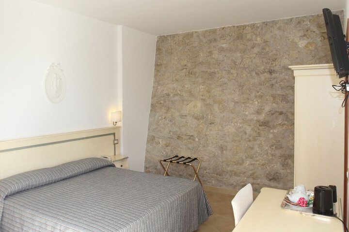 Room 15 of 65