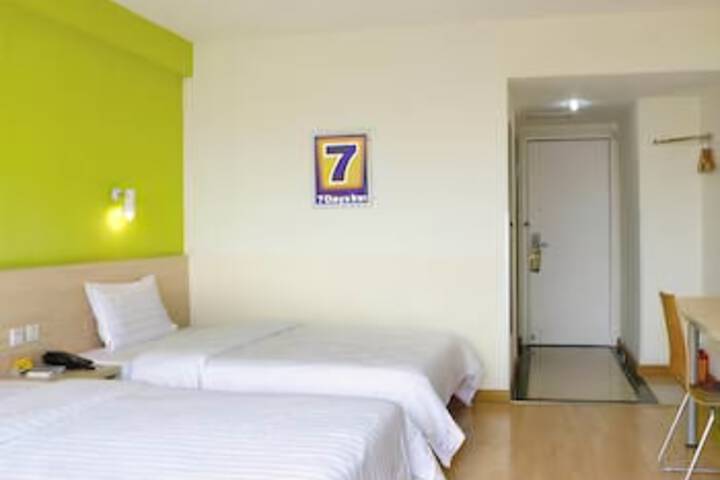 Room 6 of 8