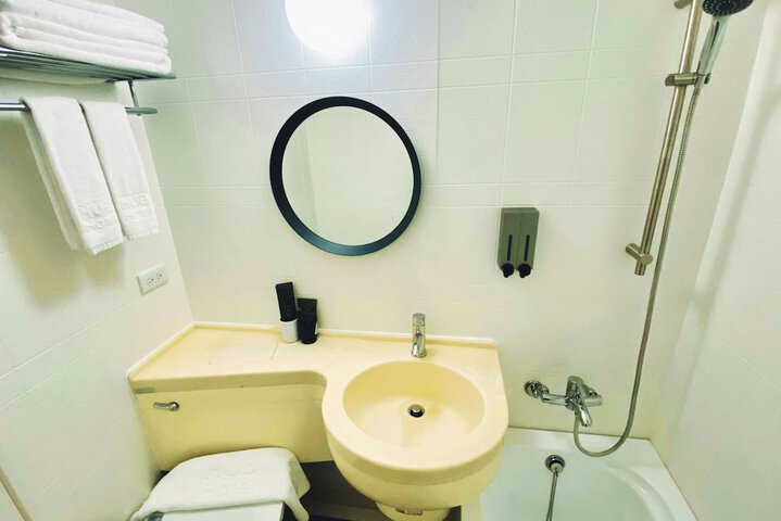Room 5 of 6