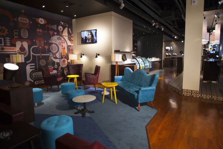 Lounge 113 of 137