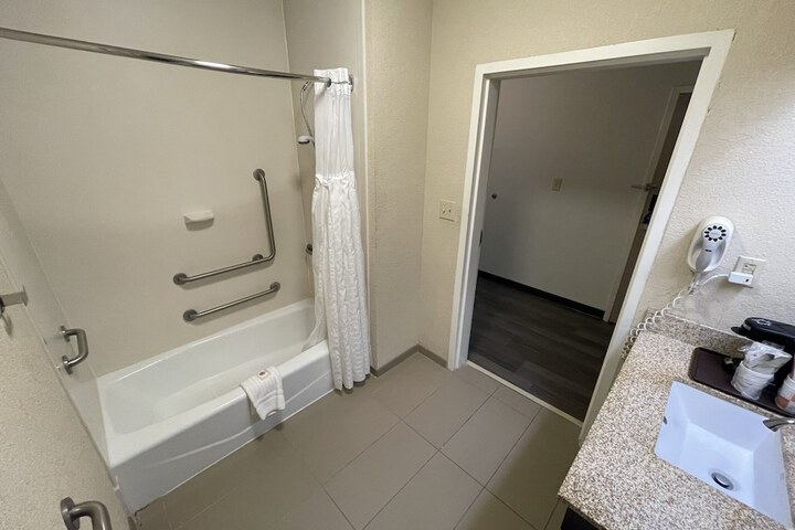1 Queen Bed Accessible (6 of 46)