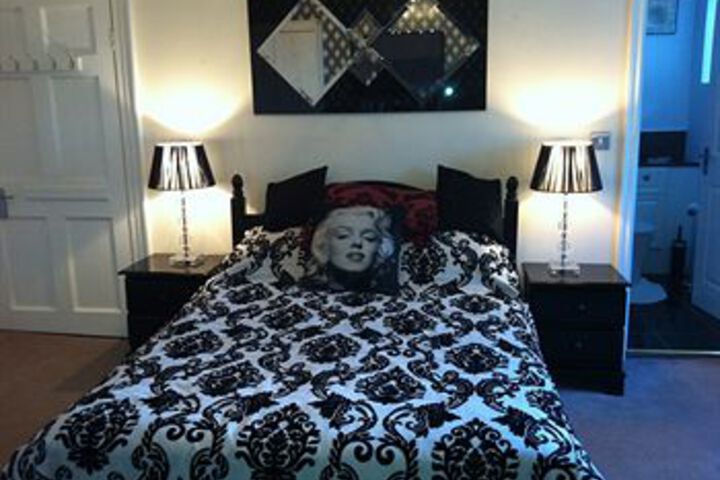 Room 3 of 8