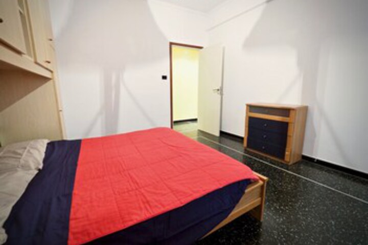 Room 6 of 12