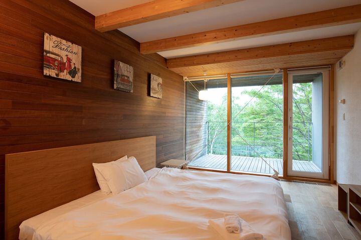 Room 5 of 18