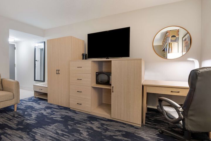 1 King Bed Flat Screen Television Microwave and Refrigerator High Speed Internet Accessible Full Breakfast (9 of 11)