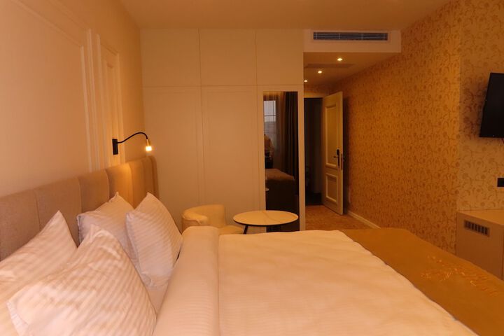 Room 33 of 51