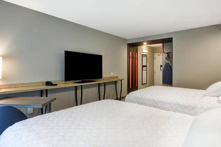 2 Queen Beds (2 of 14)