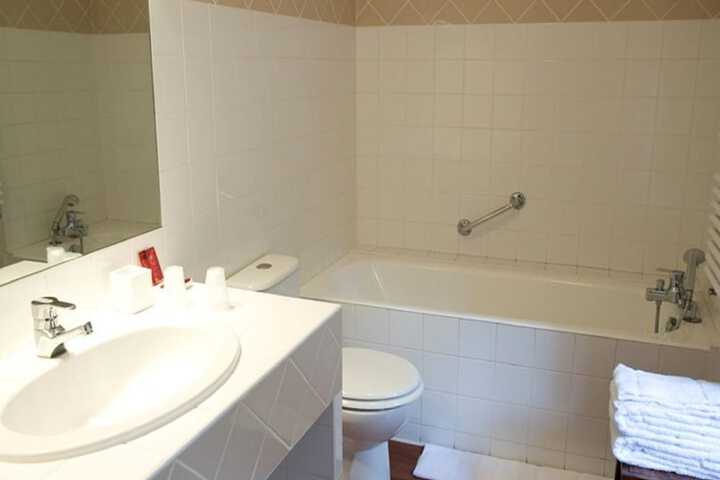 Room 8 of 34