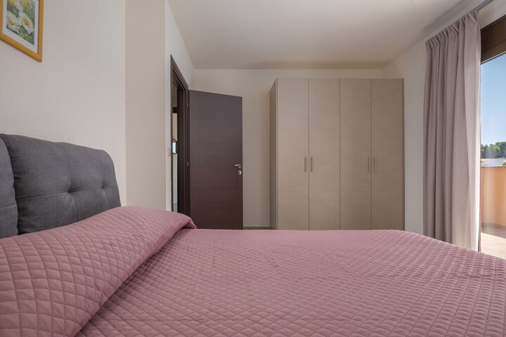 Room 16 of 72
