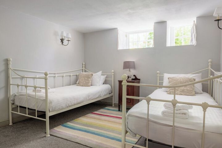 Room 2 of 28