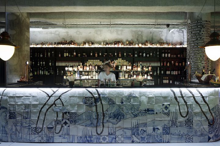 Lounge 31 of 46