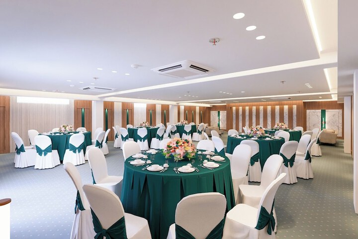 Ballroom/Hall 19 of 23