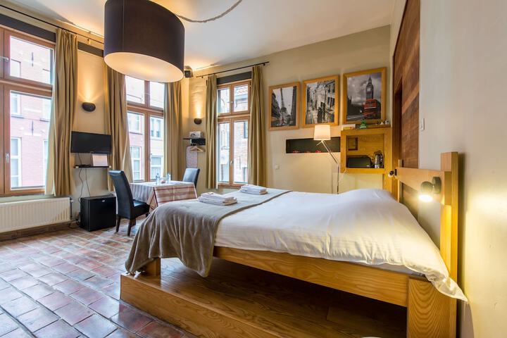 Room 2 of 40