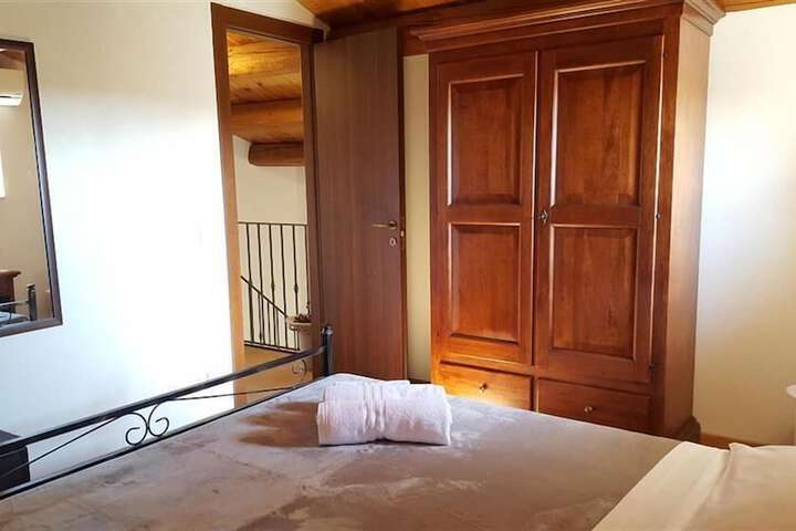Room 4 of 15