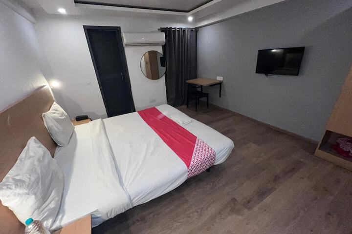 Room 8 of 9
