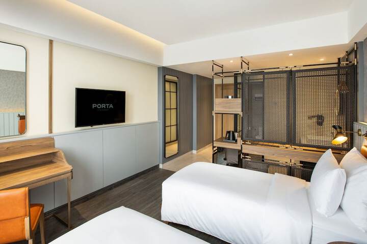 Room 13 of 23