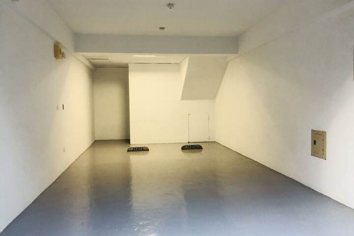 Room 8 of 33