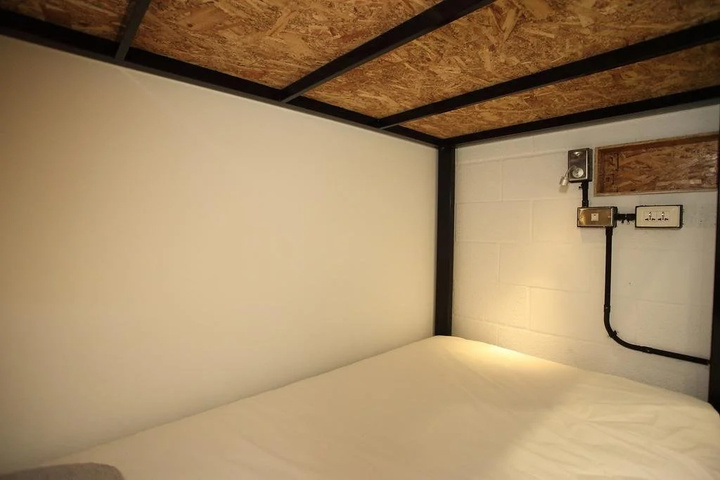 Room 4 of 16