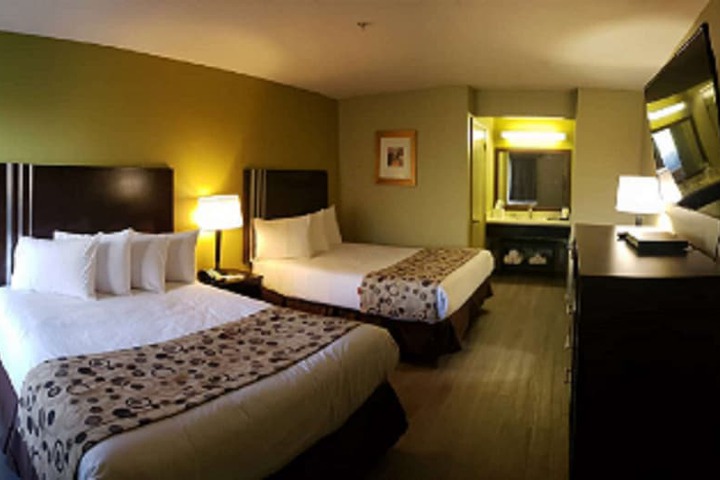 2 Queen Beds Flat Screen Television Microwave and Refrigerator High Speed Internet A (4 of 19)
