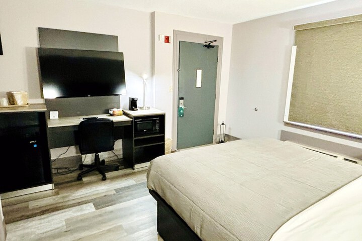 1 Queen Bed Accessible (14 of 21)