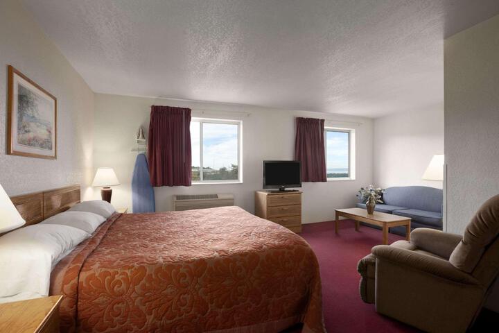 1 Queen Bed (3 of 14)