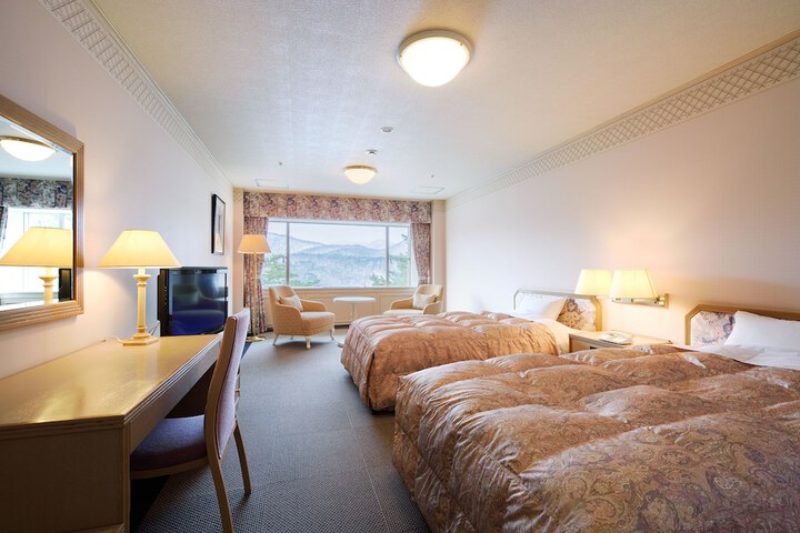 Room 8 of 102