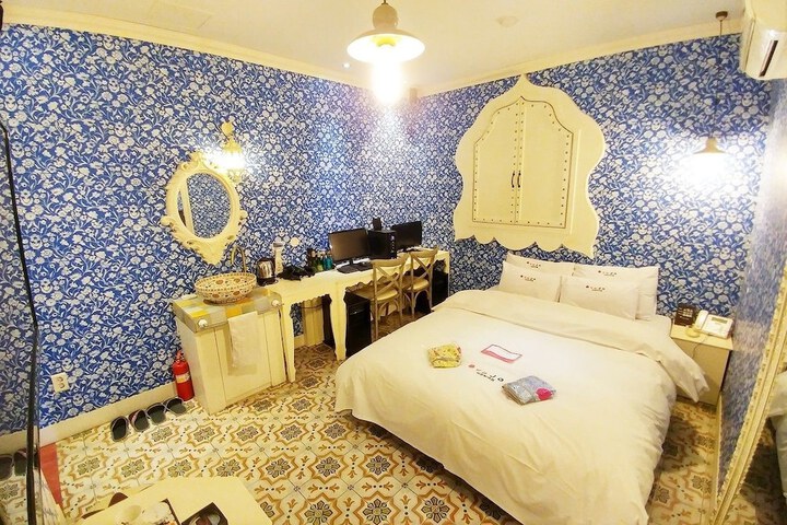 Room 10 of 11