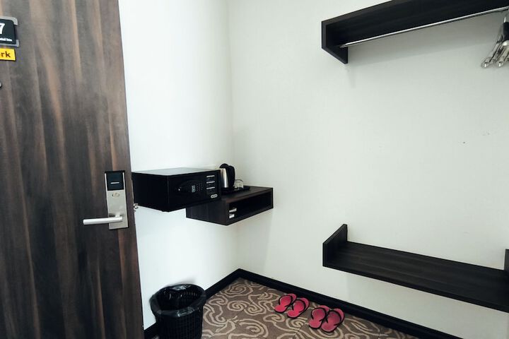 Room 14 of 76
