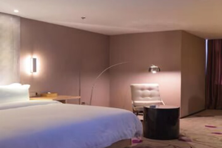 Room 4 of 8