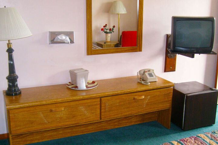 1 Queen Bed (8 of 9)